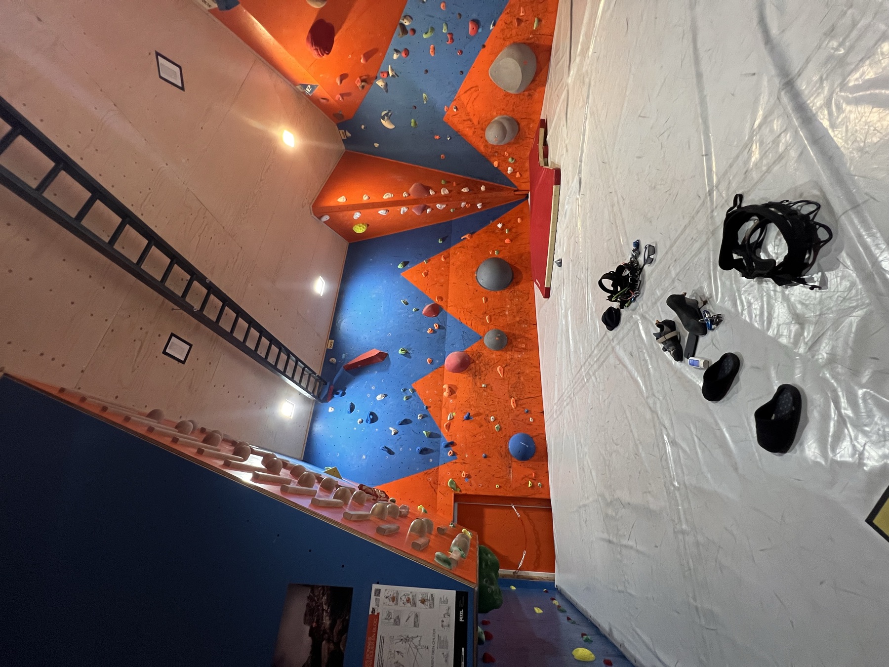 Salle de bloc colorée avec dièdres orange et bleu