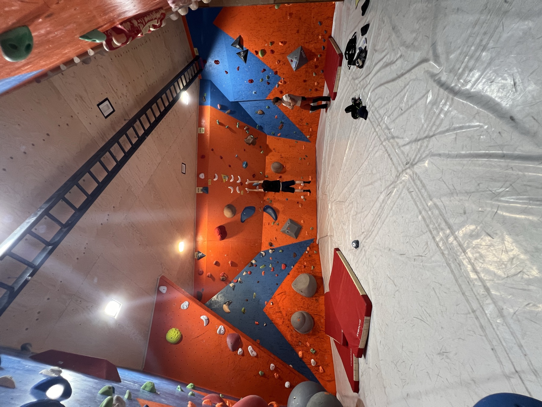Salle de bloc avec dièdres et volumes