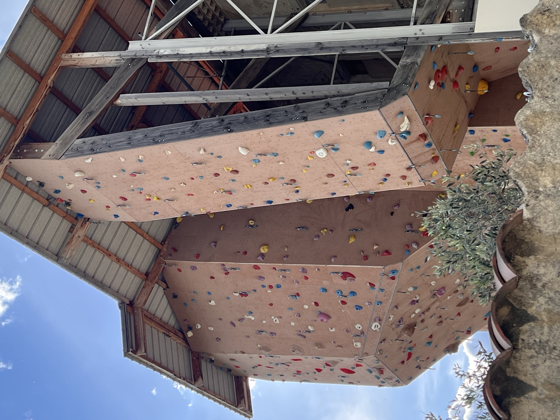 Mur d'escalade extérieur d'Altigrimp avec vue sur le ciel