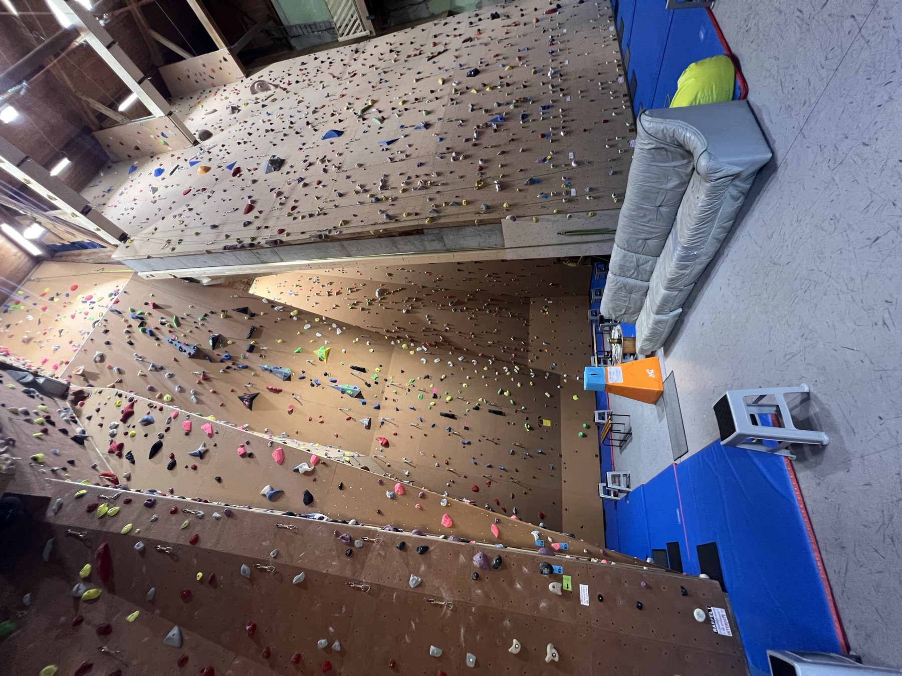 Grande salle intérieure avec murs d'escalade de 17 mètres