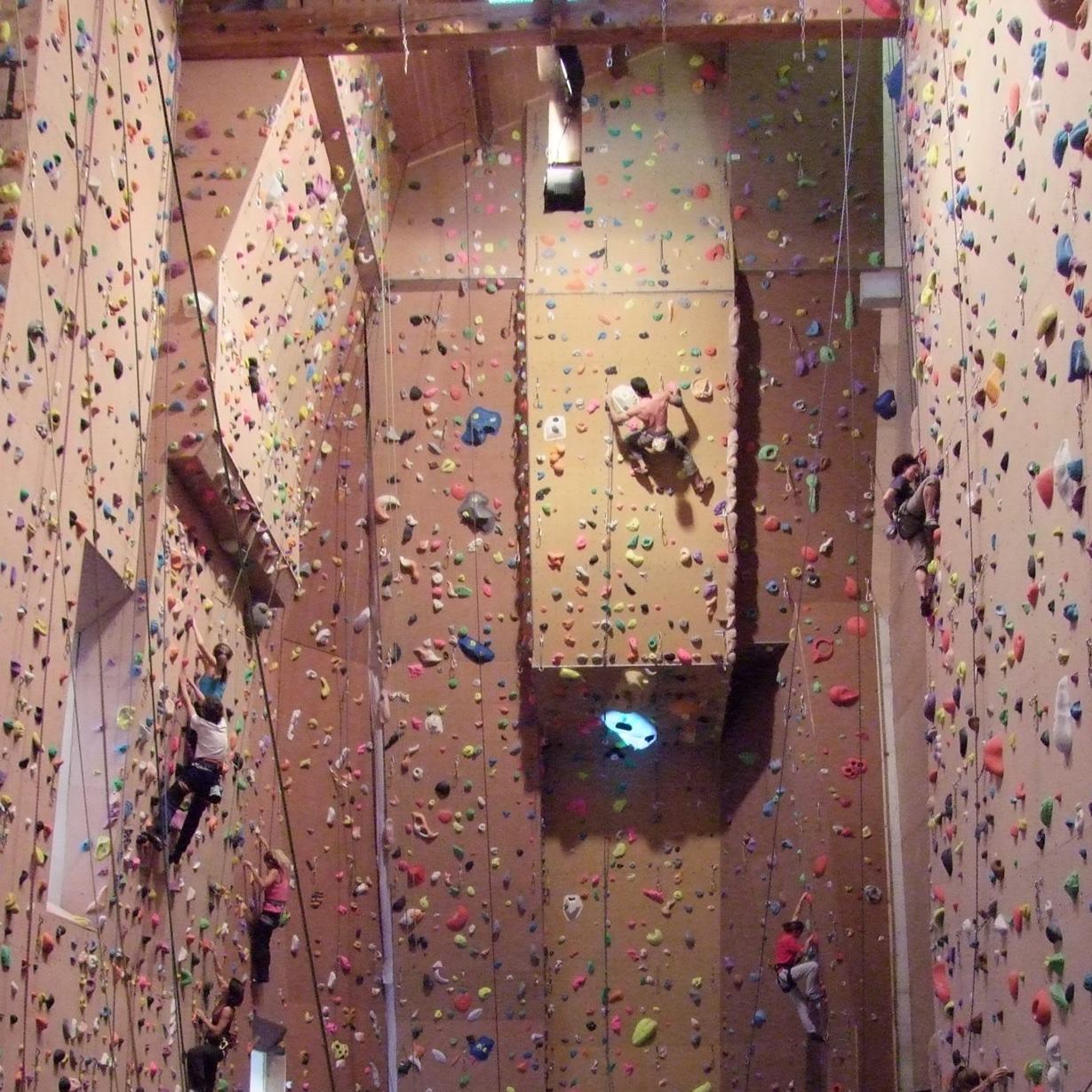 Vue intérieure des murs d'escalade de 17 mètres avec grimpeurs