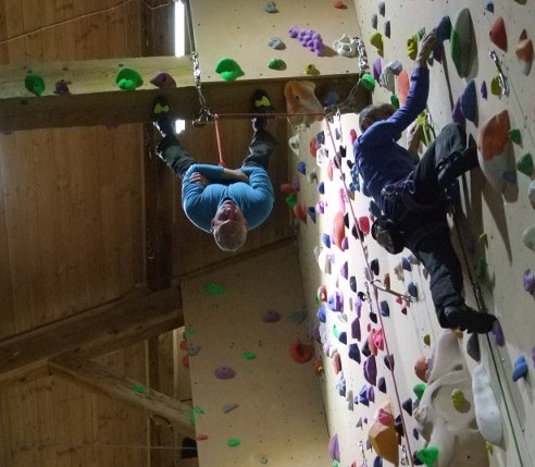 Grimpeurs en action sur les voies d'Altigrimp