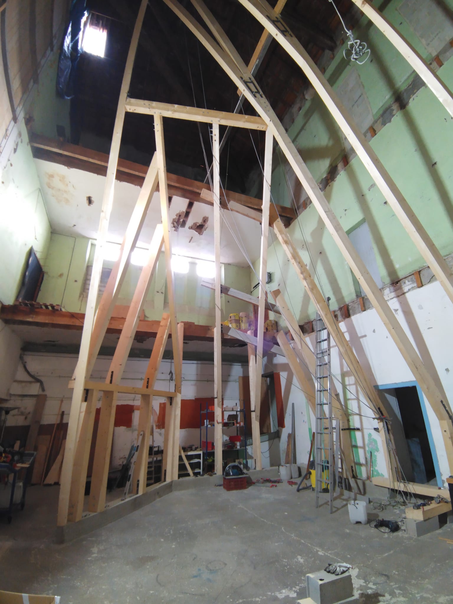 Charpente historique du bâtiment de soie transformé en salle d'escalade